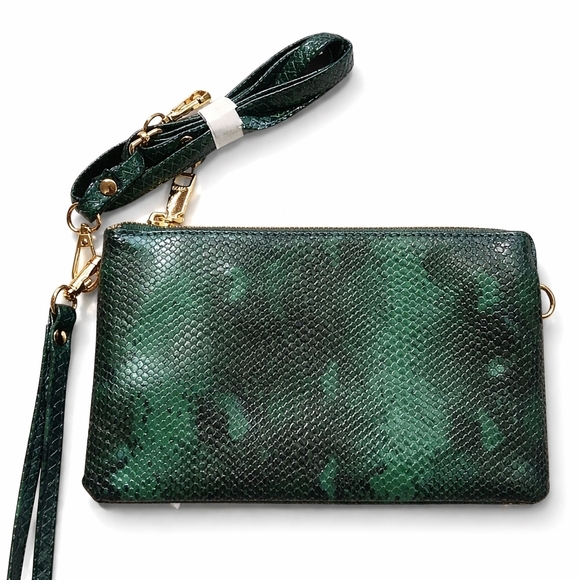 Jen & Co Handbags - 🐍💚Jen & Co Emerald Green Snakeskin Wristlet Clutch NWOT Vegan Leather